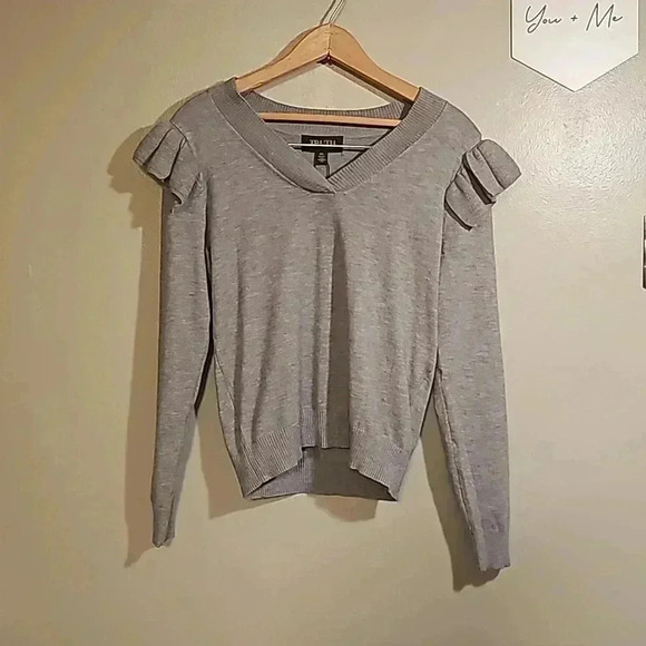 Truth Sweaters - NWT Truth by Republic Gray Ruffled Shoulder Long Sleeve V-Neck Sweater - Medium